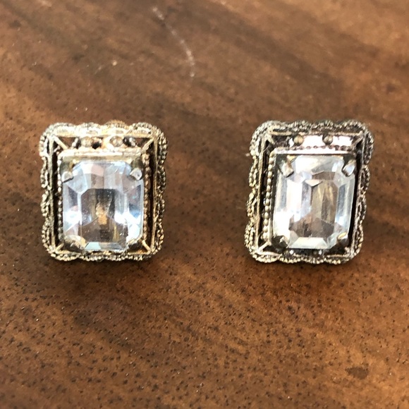 Vintage blue ice emerald-cut earrings set in rustic silver filigree - Picture 3 of 9